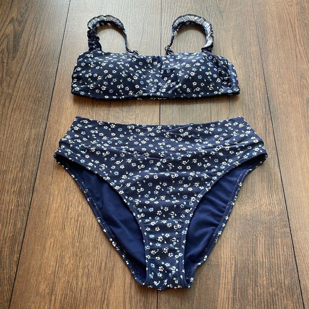 Hollister bikini!! Super cute cross high waisted bottoms🌊